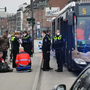 Drei Verletzte gab es bei Notbremsung eines Busses in Hamburg.
