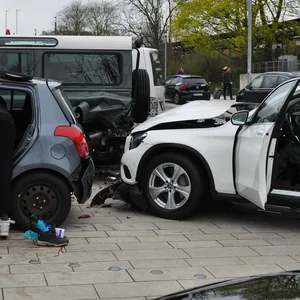 Beim Versuch einzuparken, rammte der Senior fünf Autos.