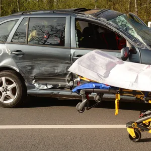 Der am Unfall beteiligte Skoda musste wieder aufgerichtet werden. Er hatte sich durch die Kollision überschlagen.