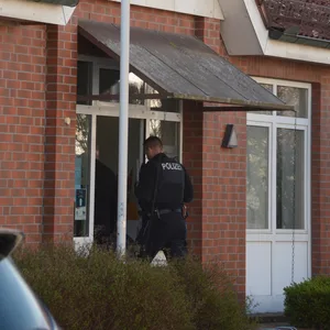 Ein Polizist geht in die eingebrochene Bank in Müssen (Kreis Herzogtum Lauenburg).