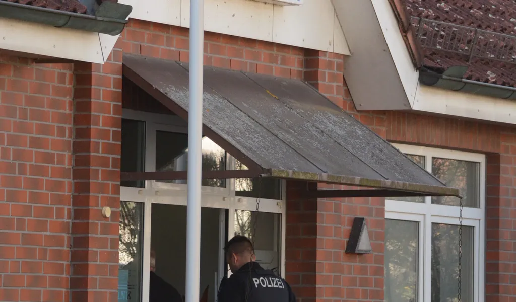 Ein Polizist geht in die eingebrochene Bank in Müssen (Kreis Herzogtum Lauenburg).