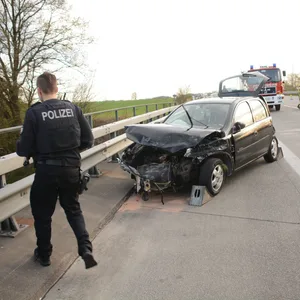 Ein Polizist vor dem am Unfall beteiligten Opel.