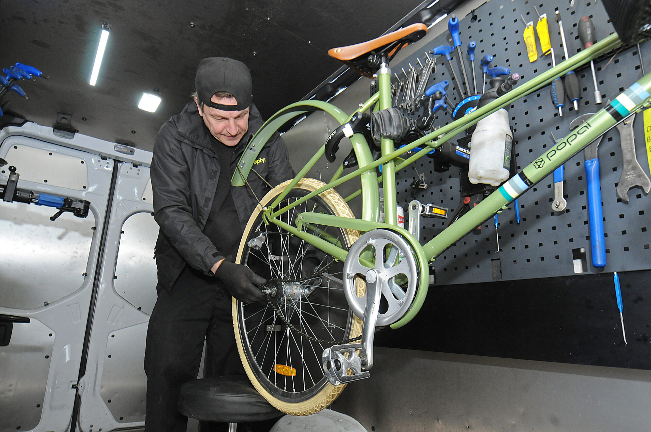 Christof von Bechtolsheim, Zweiradmechaniker bei „Yeply“, repariert das Fahrrad der MOPO-Reporterin.