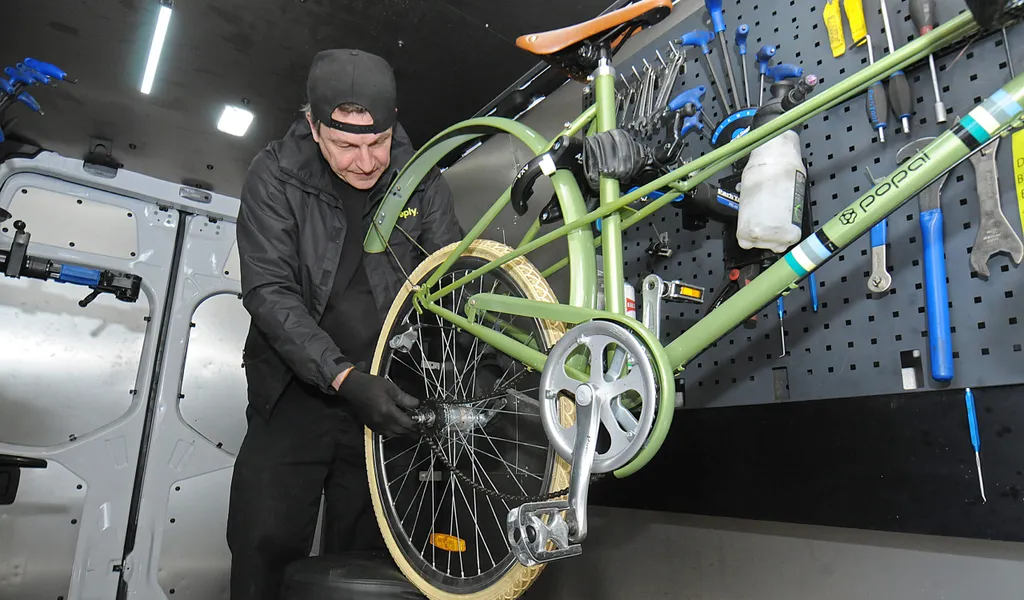 Christof von Bechtolsheim, Zweiradmechaniker bei „Yeply“, repariert das Fahrrad der MOPO-Reporterin.