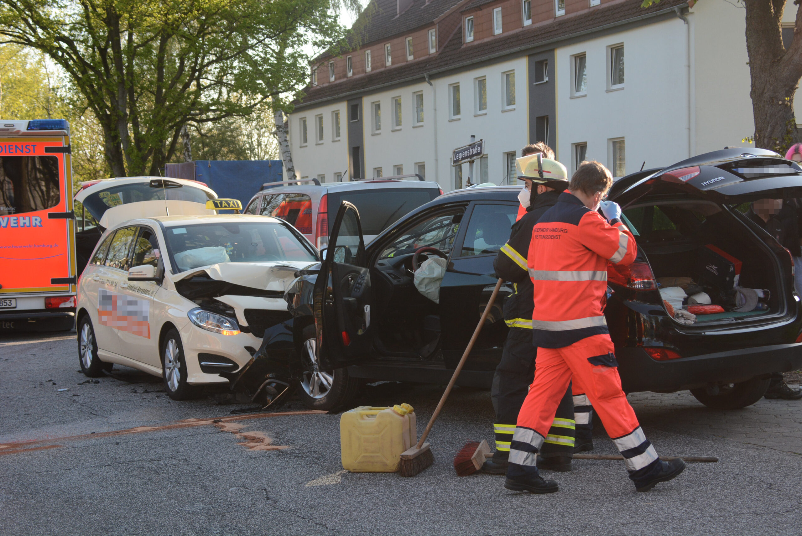 Feuerwehrkräfte vor den zwei am Unfall beteiligten Fahrzeugen in Hamburg-Billstedt.