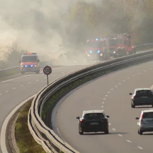 A25 Ausgebranntes Auto
