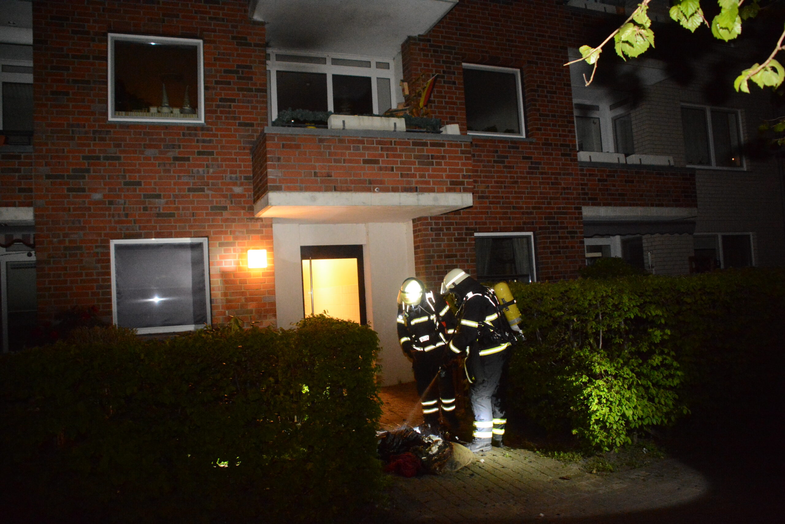 Feuerwehrkräfte vor dem Wohnhaus in Hamburg-Neuallermöhe.