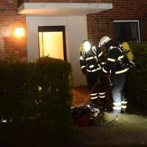 Feuerwehrkräfte vor dem Wohnhaus in Hamburg-Neuallermöhe.