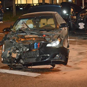 An beiden Autos entstand hoher Schaden. Es gab drei Verletzte.