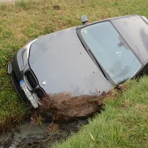 Der im Wassergraben gelandete BMW.
