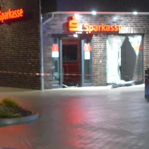 Unbekannter Täter sprengen Geldautomaten in Ramelsloh