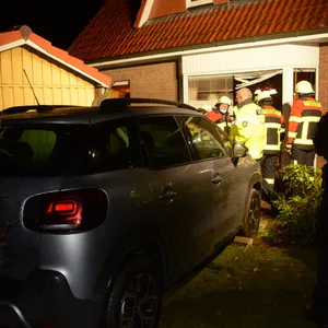 Polizei- und Feuerwehrkräfte vor dem SUV und dem Einfamilienhaus in Sahms.