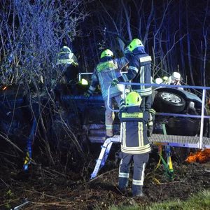 Feuerwehrkräfte versuchen, den Fahrer aus dem Auto zu befreien. Dafür müssen sie das Dach aufschneiden.