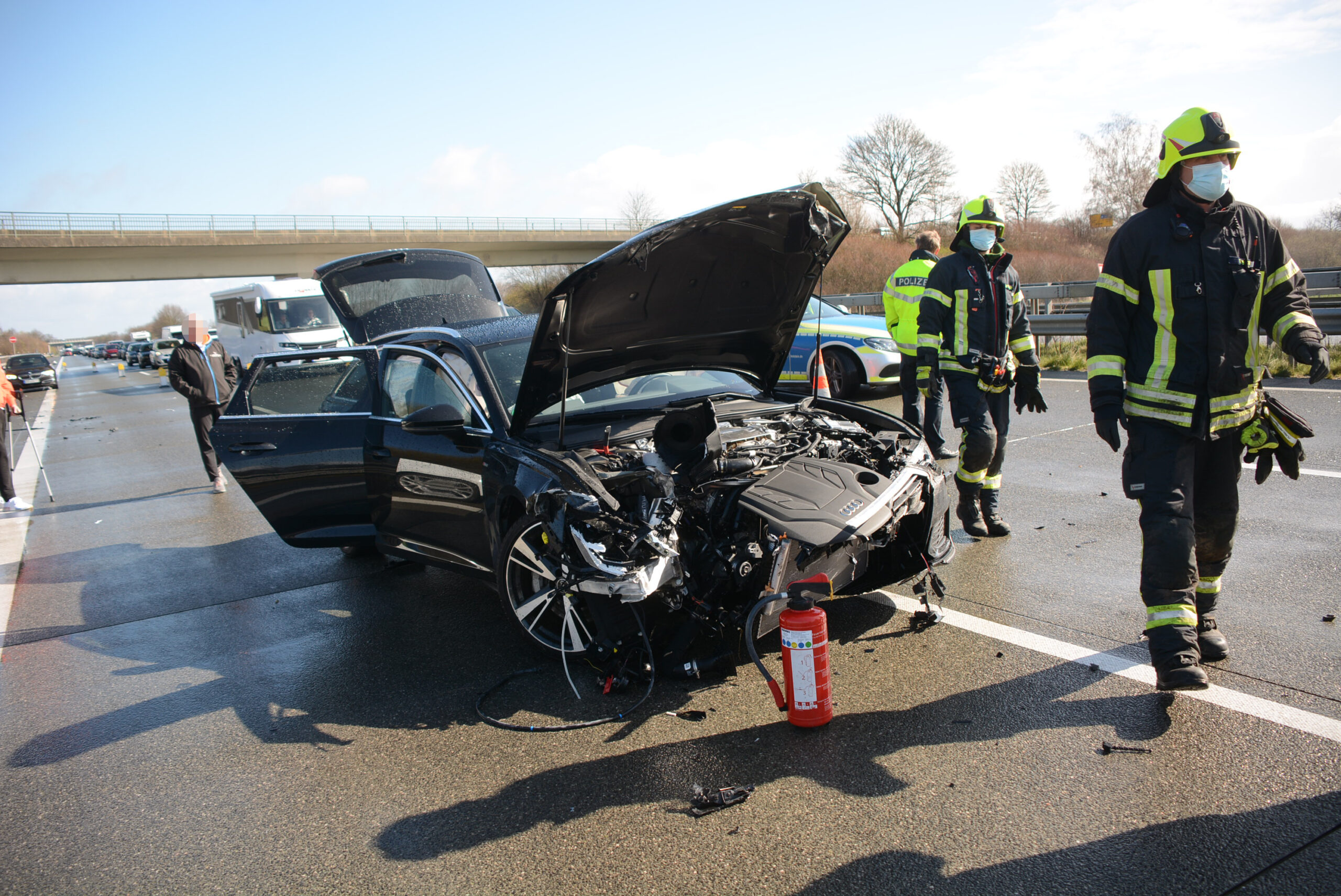 Einsatzkräfte an einem der am Unfall beteiligten Fahrzeuge.