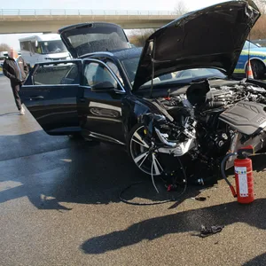 Einsatzkräfte an einem der am Unfall beteiligten Fahrzeuge.