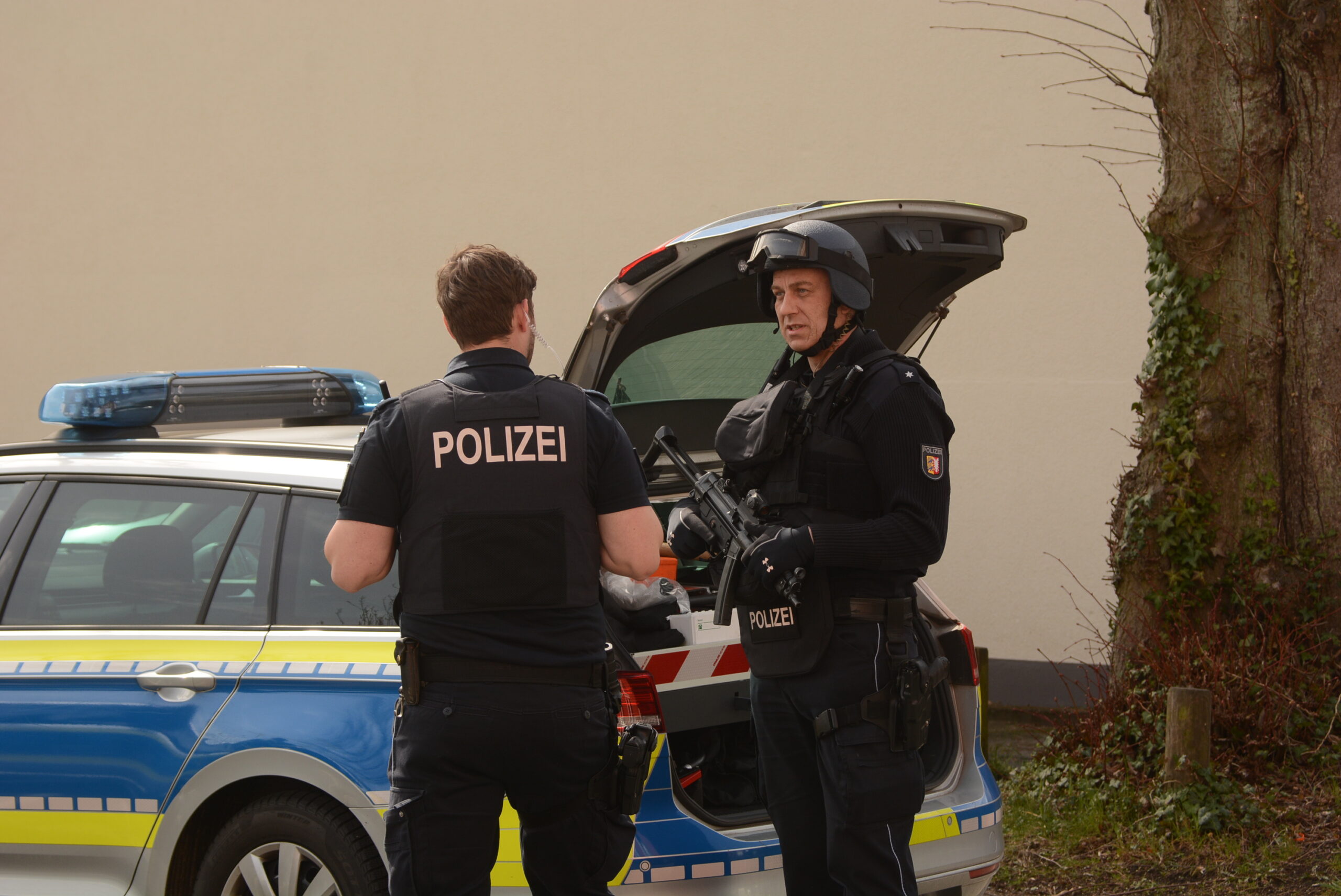 Großeinsatz in Bad Oldesloe – Polizisten mit Schutzausrüstung und Maschinenpistolen stürmten die Wohnung des Verdächtigen.