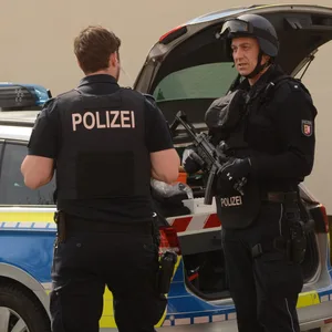 Großeinsatz in Bad Oldesloe – Polizisten mit Schutzausrüstung und Maschinenpistolen stürmten die Wohnung des Verdächtigen.