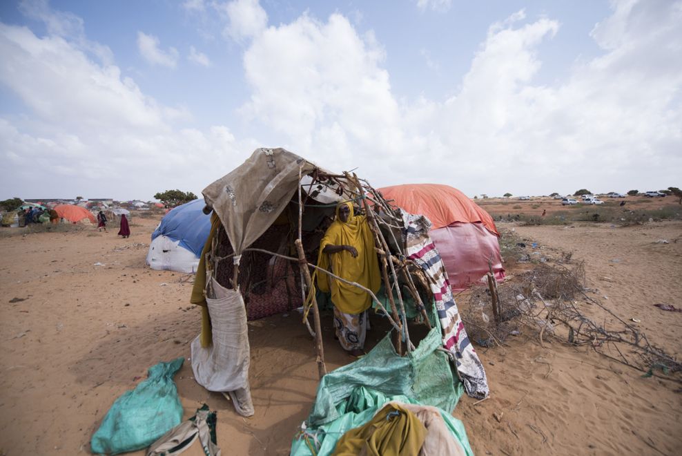 Frau vor Zelt in Somalia