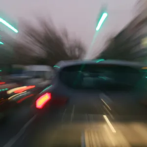 Die Polizei stoppte eine Frau, die mit ihrem Mercedes viel zu schnell und alkoholisiert unterwegs war (Symbolfoto).