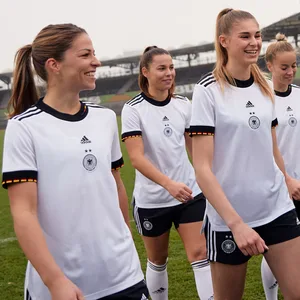 Das neue Trikot im Retro-Design kommt erstmals am Samstag gegen Portugal zum Einsatz.
