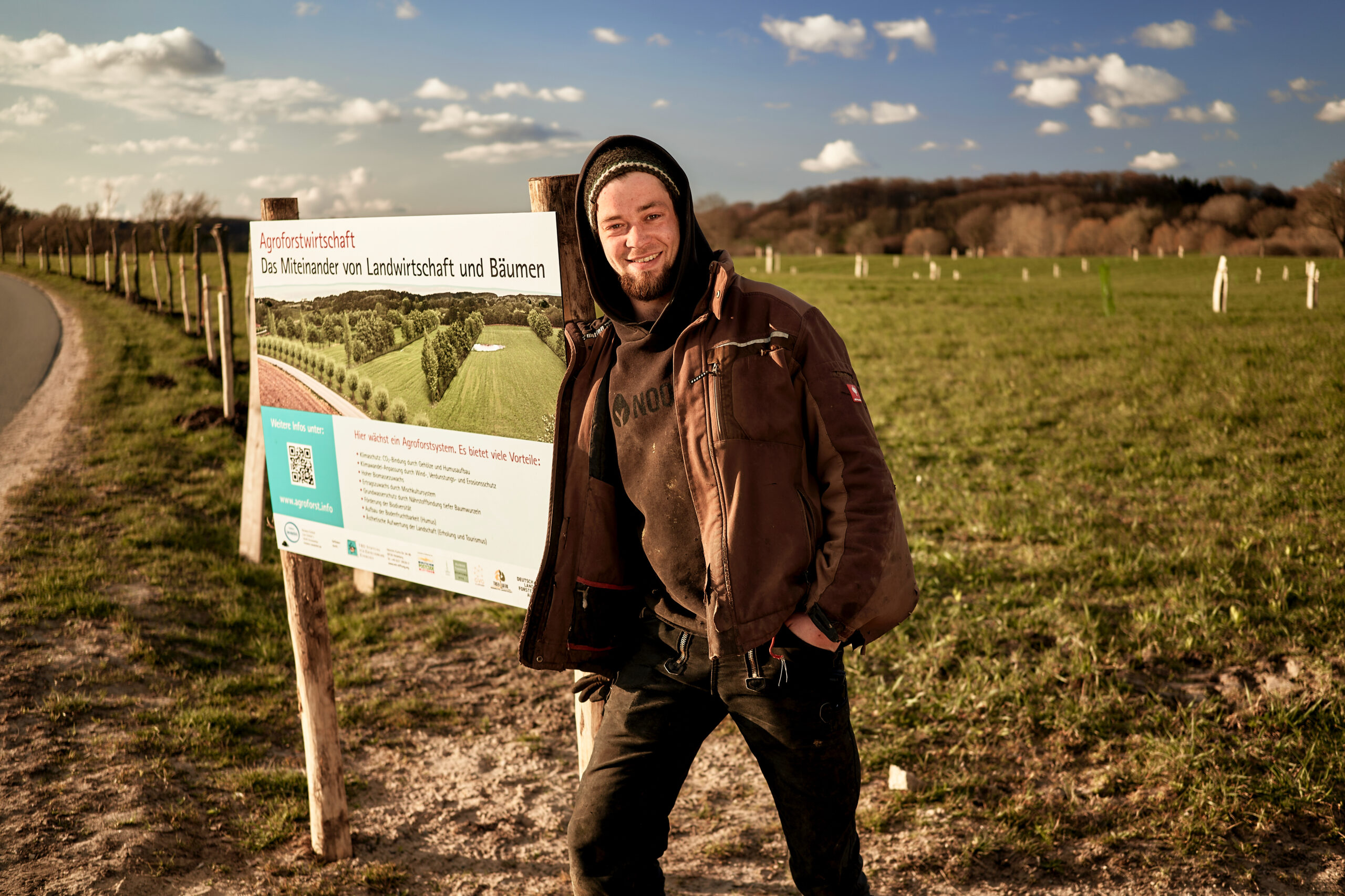 Jungbauer Felix Riecken versucht seinen Familienbetrieb durch Agroforstwirtschaft gegen Dürre zu wappnen.