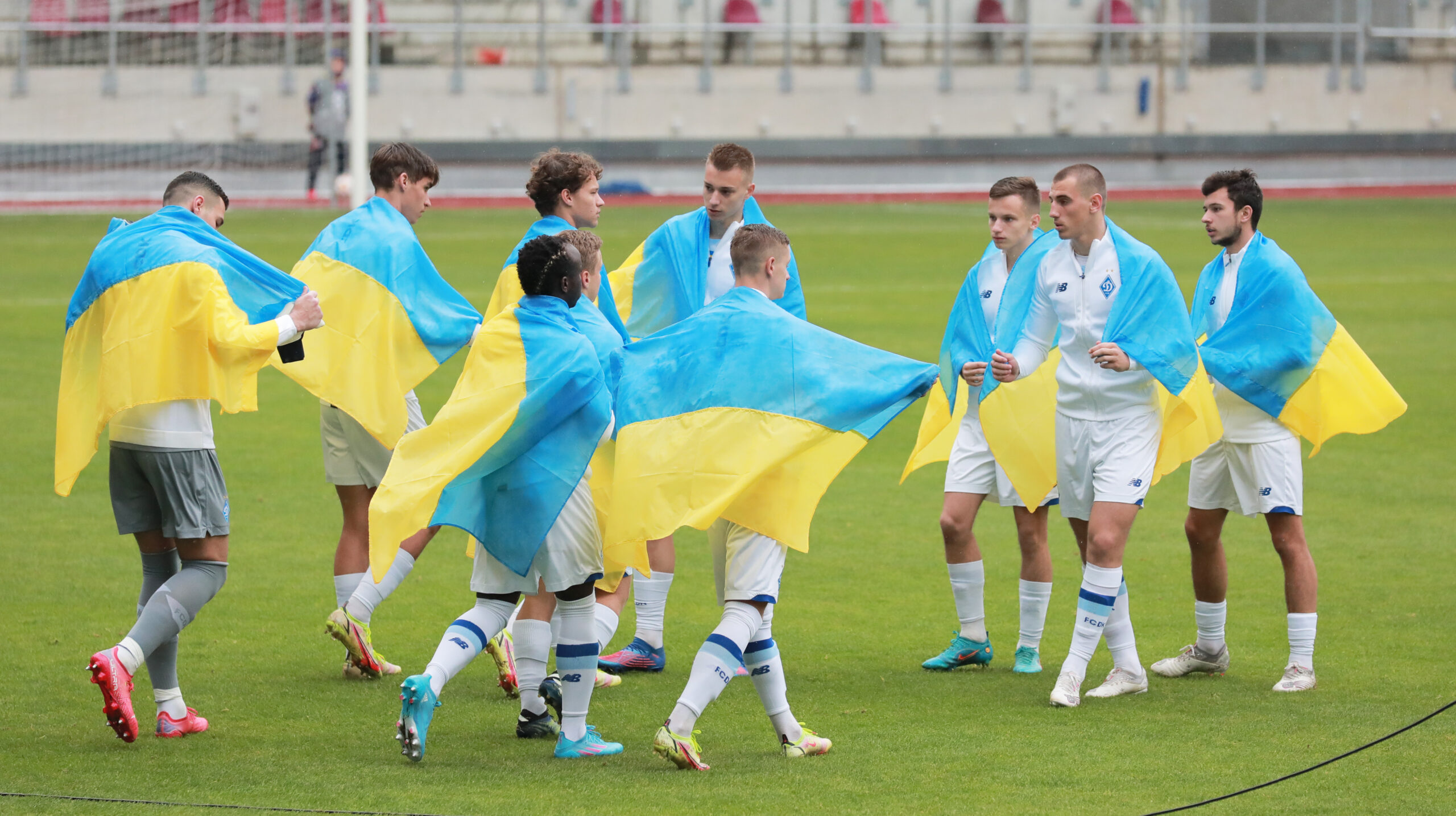 Dynamo Kiews Nachwuchs in ukrainischen Farben