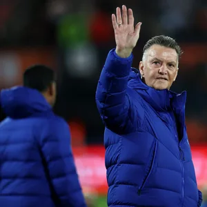 Der niederländische Nationaltrainer Louis van Gaal winkt in Richtung Kamera