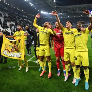 Die Spieler des FC Villareal feiern Arm in Arm