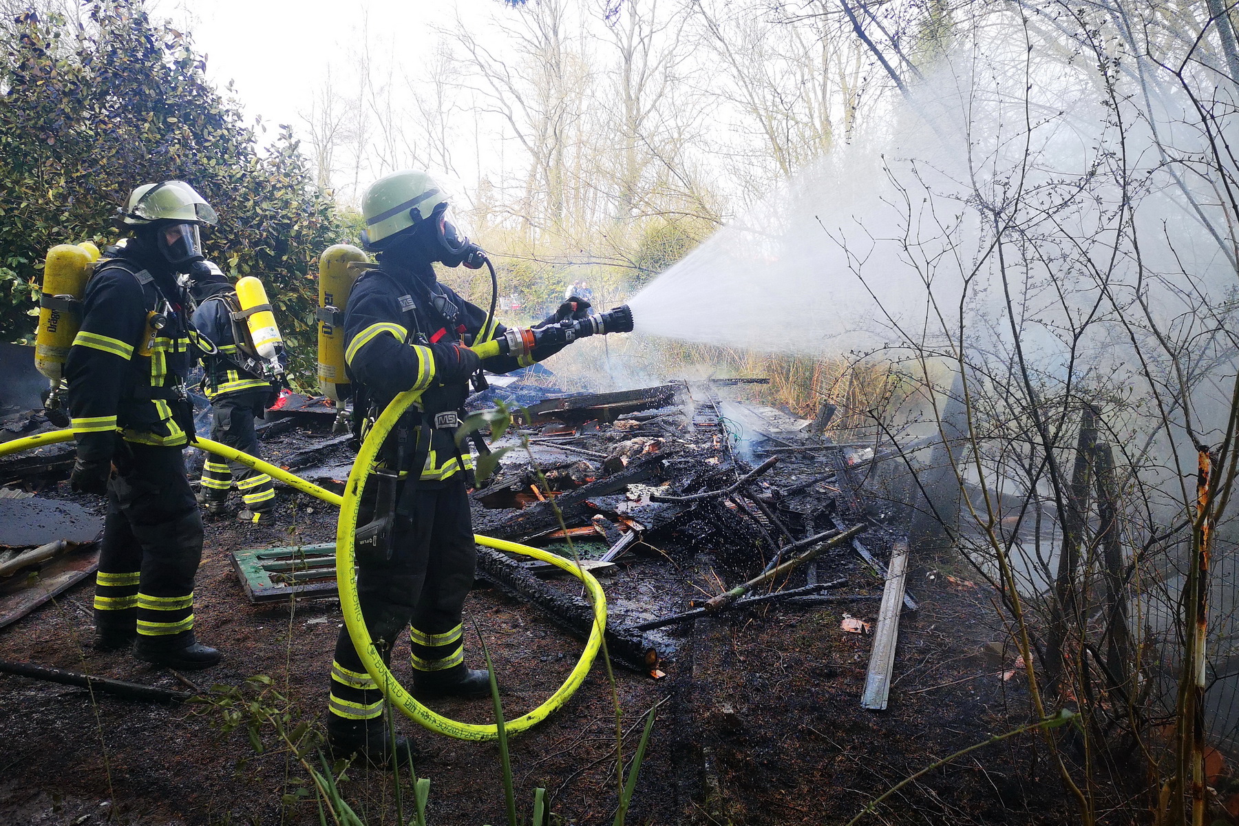 Einsatzkräfte haben am Dienstagabend ein Feuer in einer Kleingarten-Siedlung gelöscht.