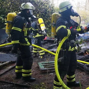 Einsatzkräfte haben am Dienstagabend ein Feuer in einer Kleingarten-Siedlung gelöscht.