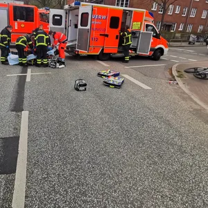 Die Unfallstelle in Barmbek-Süd: Der verletzte Radfahrer wurde ins Krankenhaus transportiert.