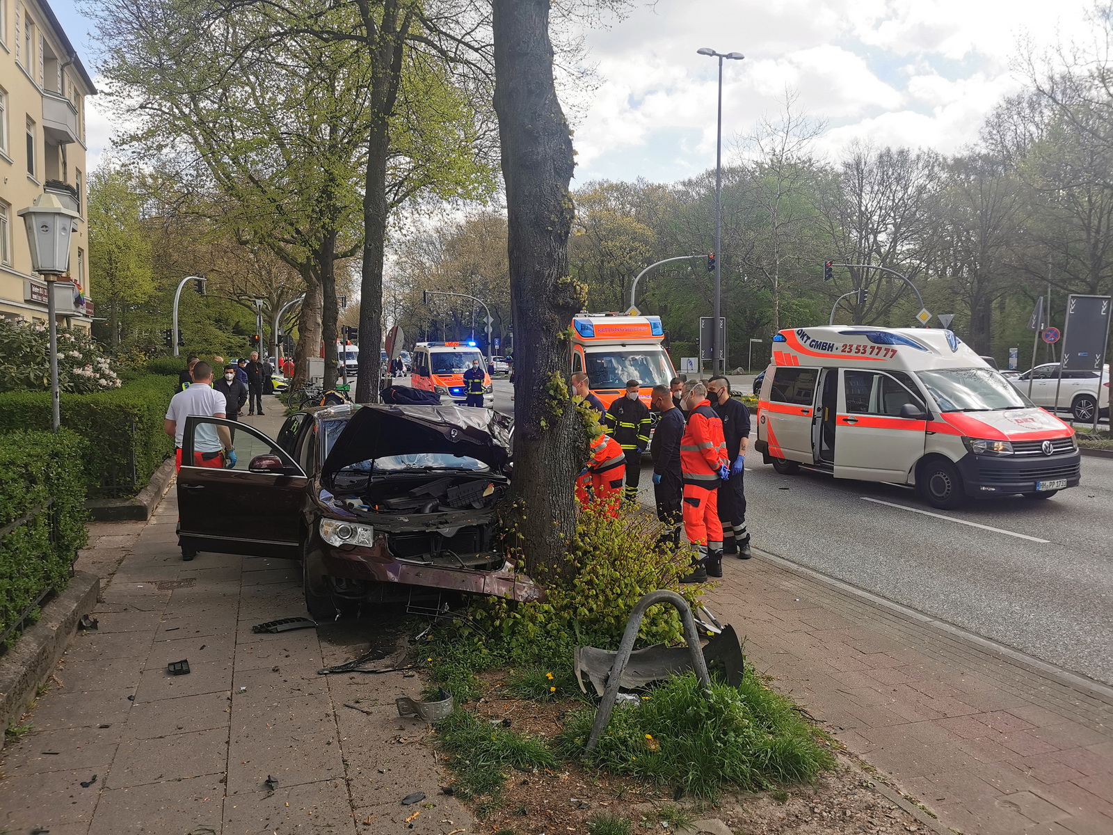 Unfall in Hamm – Senior kracht mit Auto gegen Baum
