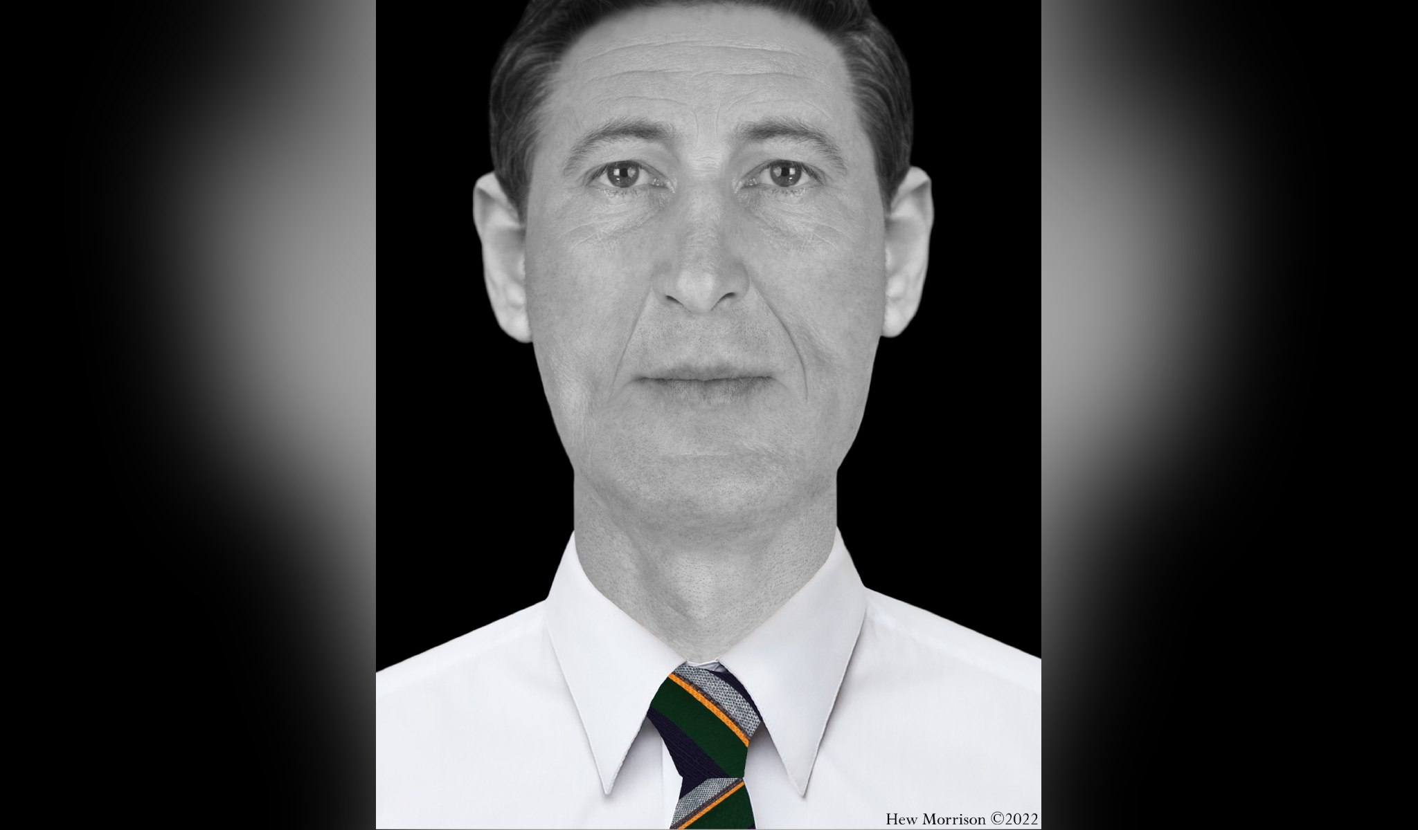 Zu sehen ist eine Rekonstruktion eines Fotos eines Mannes mit länglichem Gesicht, ohne Bart, er trägt eine grau-dunkle Krawatte mit gelben Streifen