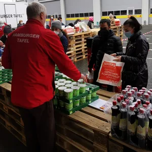 Die Hamburger Tafel organisiert eine Lebensmittel-Ausgabe speziell für UkrainerInnen.