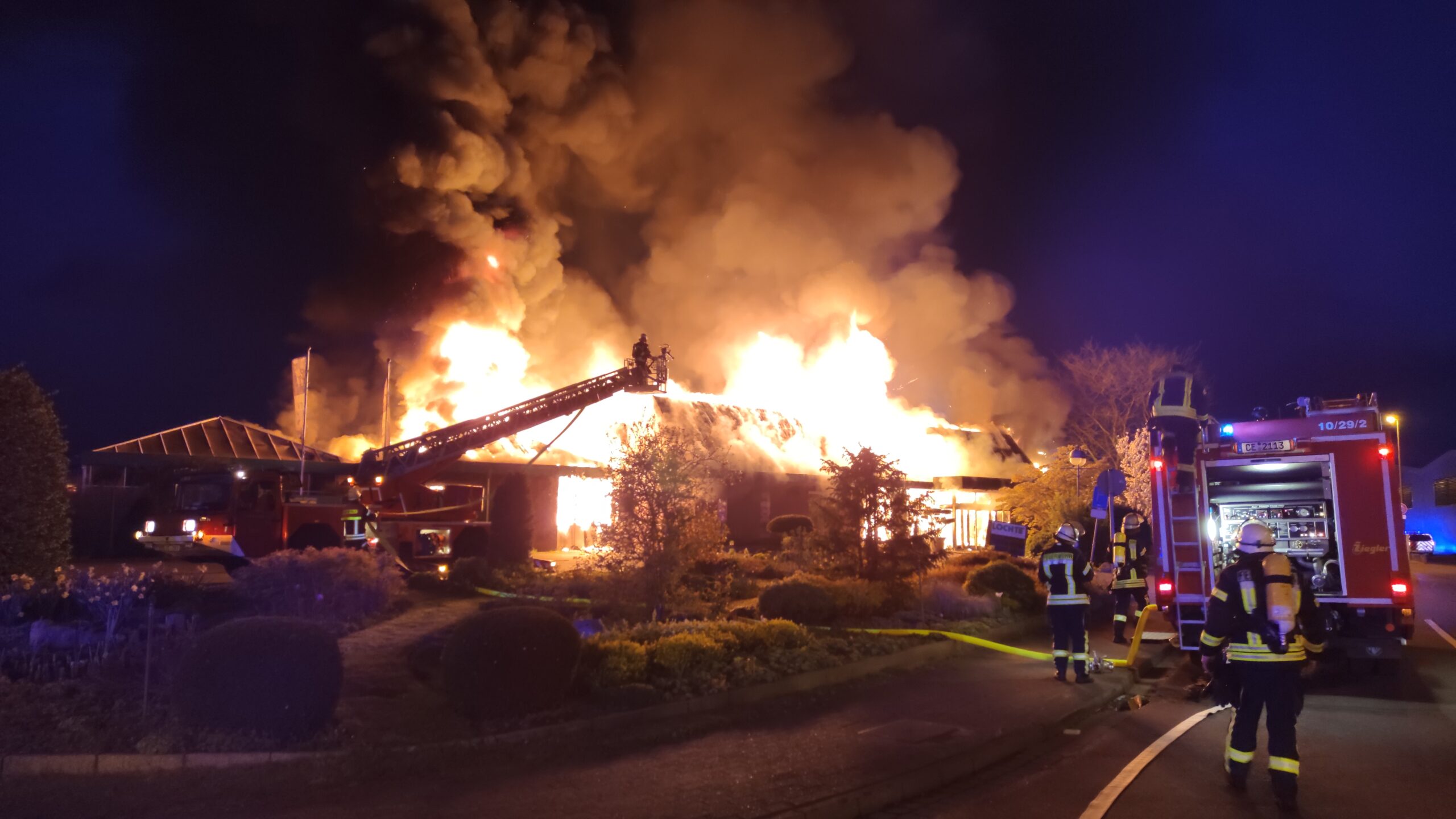 Großbrand in Celle – Gartenbaumarkt geht in Flammen auf