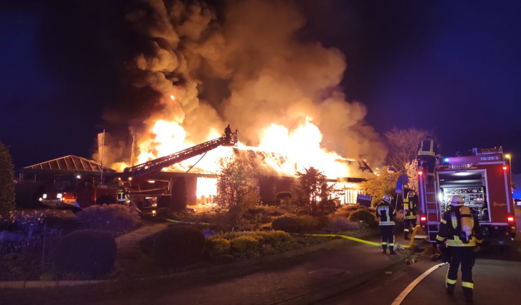 Großbrand in Celle – Gartenbaumarkt geht in Flammen auf