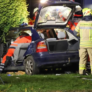 Feuerwehrmänner befreien die Schwerverletzten aus dem Opel.