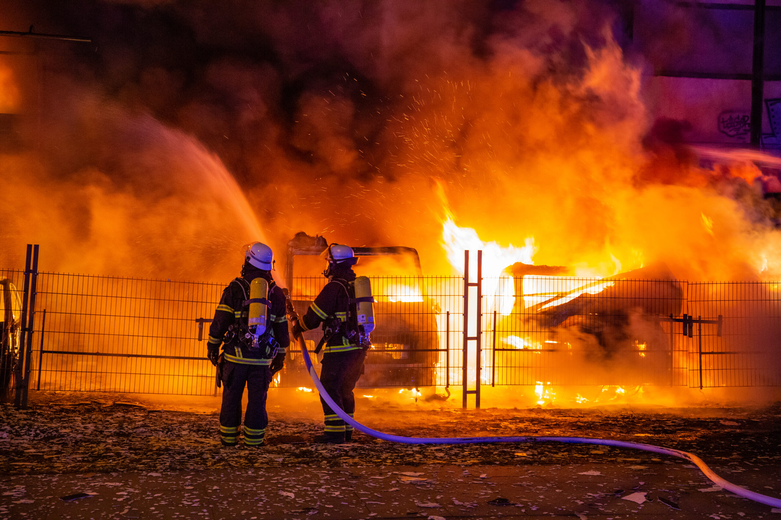 Großbrand in Hamburg – Feuerwehr rettet Lagerhalle