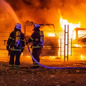 Großbrand in Hamburg – Feuerwehr rettet Lagerhalle