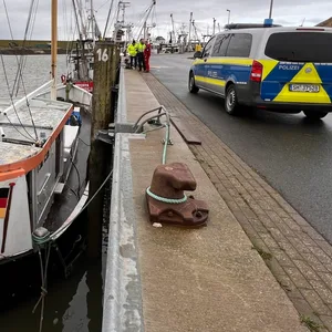Historischer Kutter droht im Büsumer Hafen zu sinken