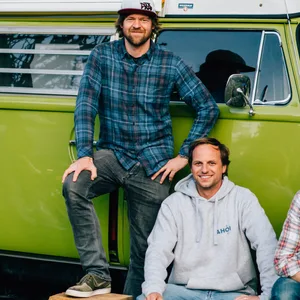 Jens Köhler (links) und Johannes Vieten (rechts) betreiben jetzt einen Campingplatz auf Fehmarn.