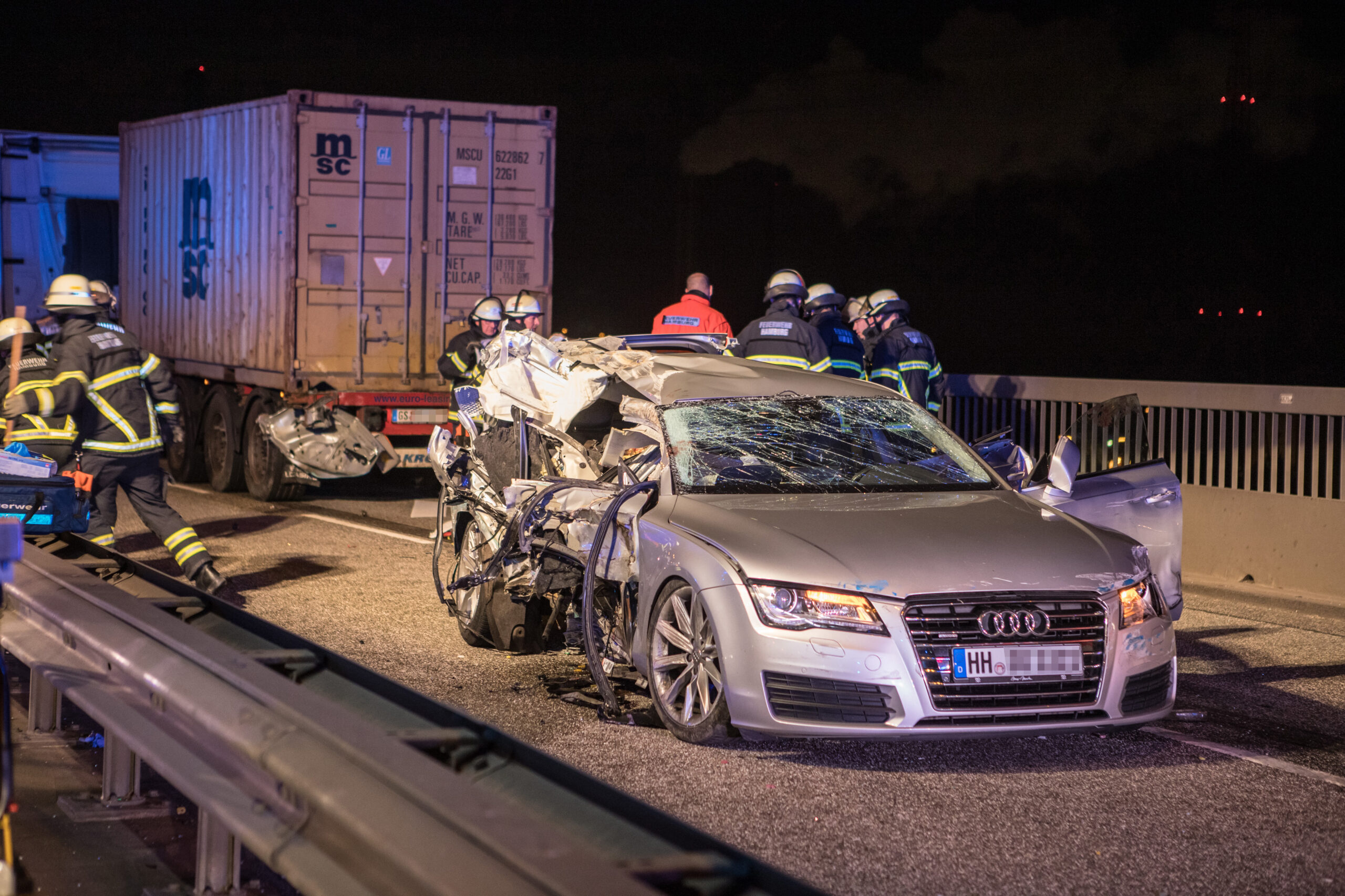 Das völlig zerstörte Unfallauto: Ein Audi A7 Quattro mit mindestens 200 PS.