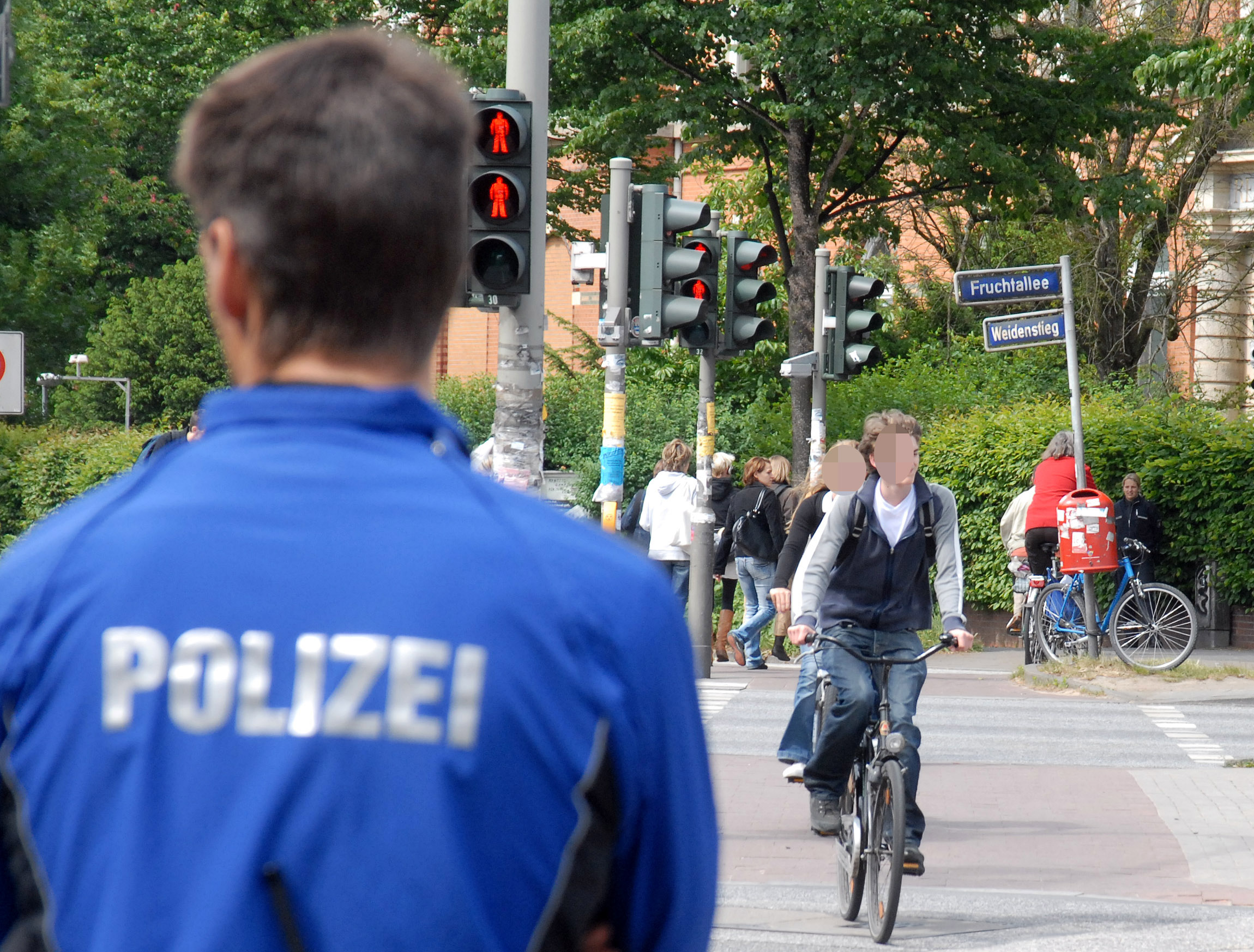 Verkehrskontrollen in Hamburg - mehr als 100 Verstöße bei Rad- und Rollerfahrer festgestellt