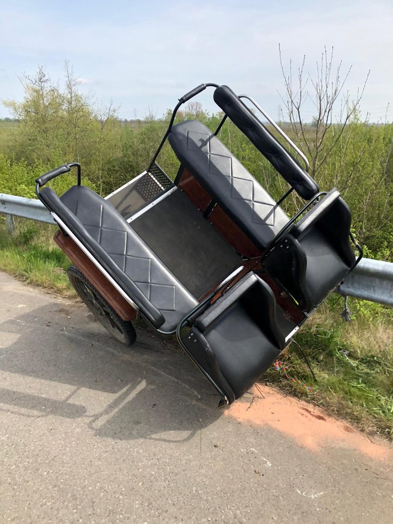 Die Kutsche überschlug sich und brach auseinander.