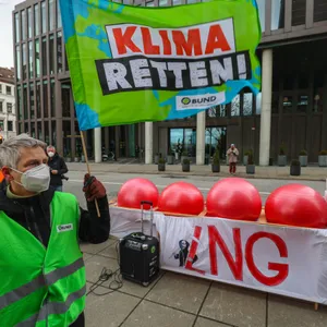 Umweltschützer demonstrieren vor dem „Empire Riverside“ gegen LNG