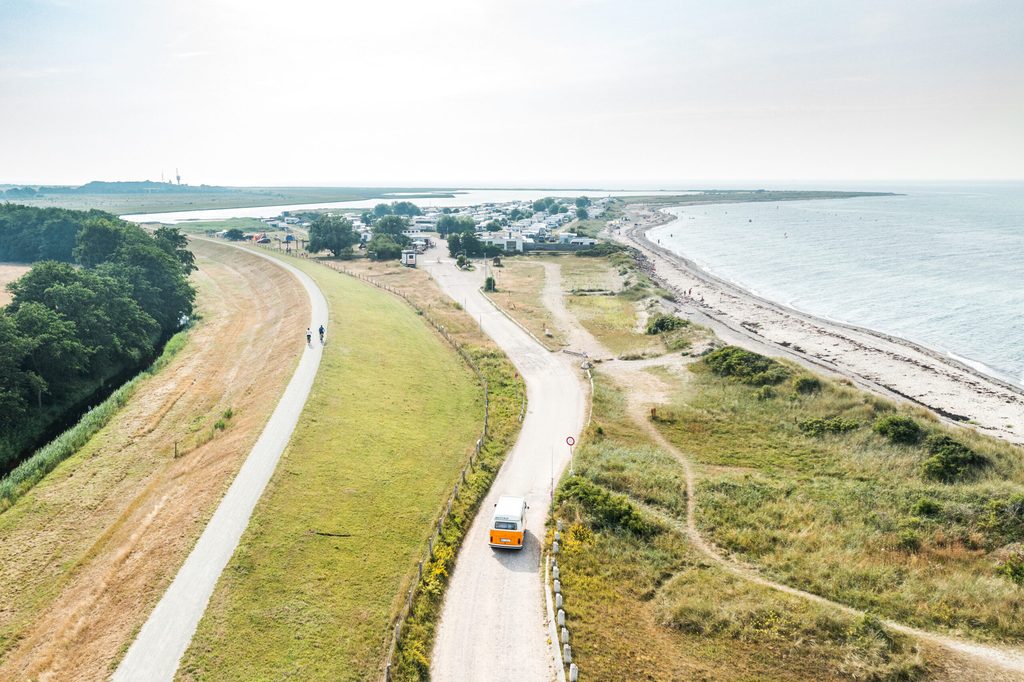 Der Campingplatz auf Fehmarn liegt direkt an der Ostsee – ein guter Spot um zu Surfen.