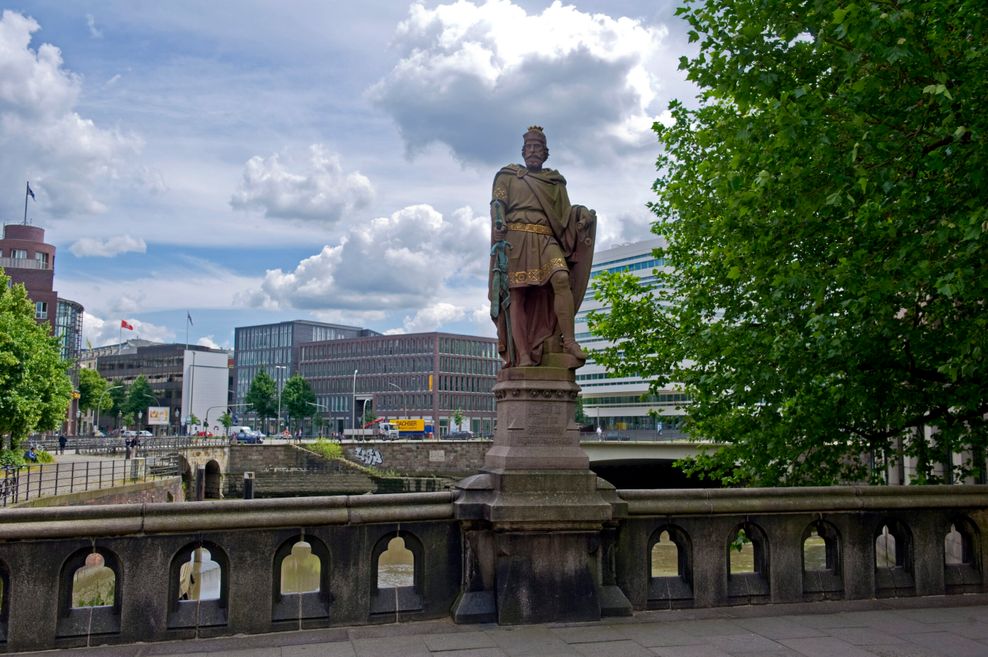 Der grimmige Grafe Adolf III. zu Schauenburg auf der Trostbrücke.