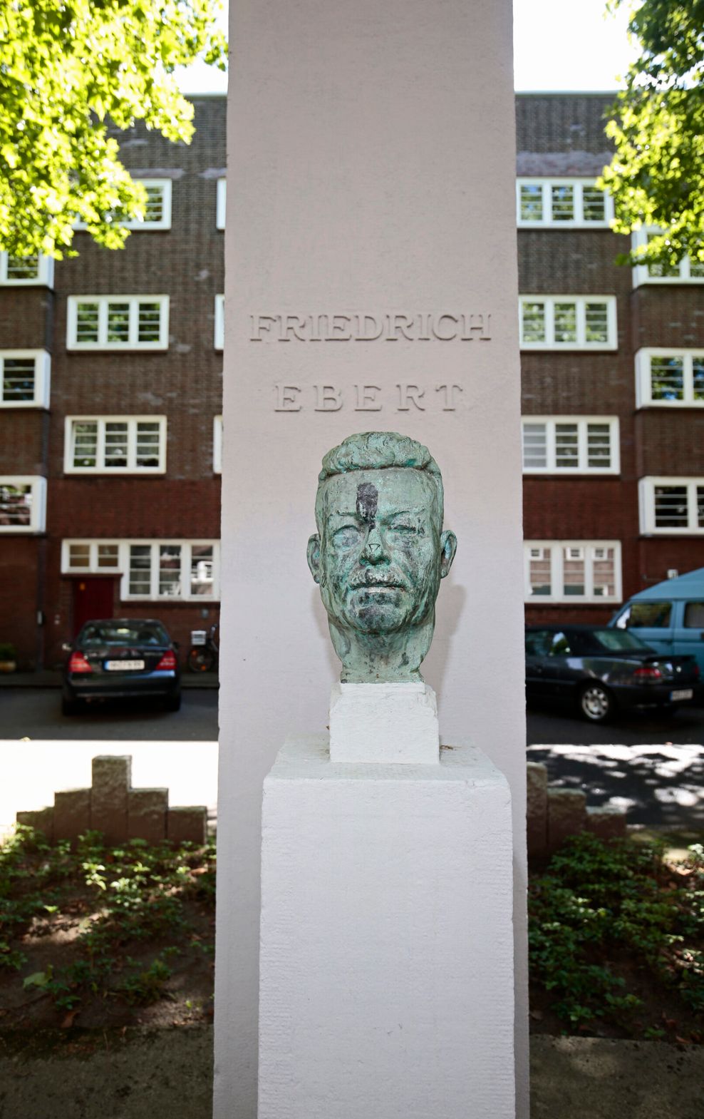 In der Mitte des Hofs steht eine Bronzebüste von Friedrich Ebert (1871-1925).