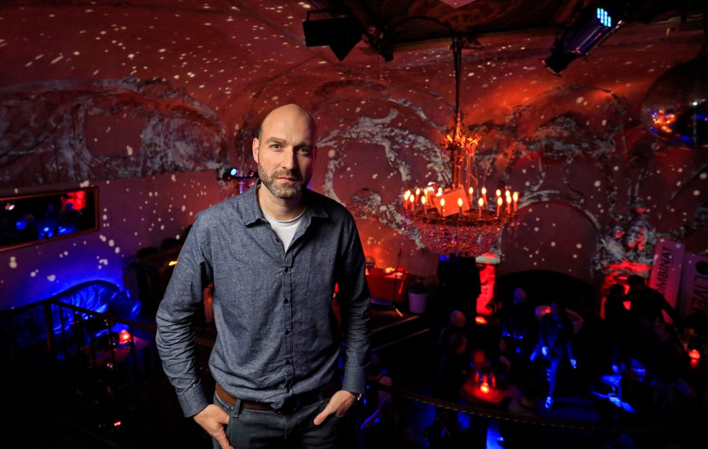 Thore Debor, Geschäftsführer des Hamburger Clubkombinats: „Wir verzeichnen mit Erleichterung die Aussetzung der Hotspot-Regelung und das Ende für 2Gplus Zugangskontrollen in Einrichtungen mit Publikumsverkehr zu Ende April.“