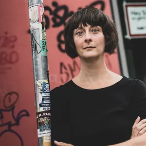 Constanze Lay steht vor ihrer Bar „Rabbithole“
